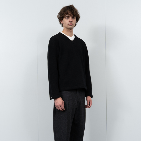 TEDDY HIGH V NECK SWEATER - BLACK