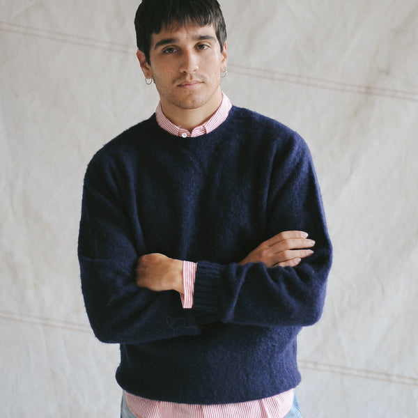 BRUSHED SHETLAND CREW KNIT SWEATER - NAVY